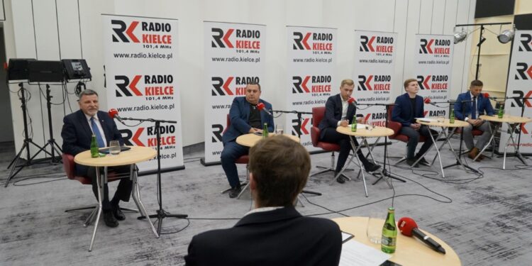 14.11.2021. Kielce. Studio Polityczne Radia Kielce. Na zdjęciu (od lewej): Andrzej Kryj - poseł PiS, Paweł Wałdon - Platforma Obywatelska - Koalicja Obywatelska, Mateusz Kołodziejczyk - Polskie Stronnictwo Ludowe - Kolalicja Polska, Łukasz Wasilewski - Konfederacja - Ruch Narodowy i Marcin Chłodnicki - wiceprezydent Kielc, wiceprzewodniczący świętokrzyskich struktur Nowej Lewicy / Piotr Kwaśniewski / Radio Kielce