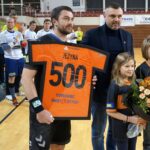 21.11.2021. Ostrowiec Św. Na zdjęciu: Maciej Jeżyna z pamiątkową koszulką, obok Karol Szewczyk - wiceprezes klubu / Kamil Król / Radio Kielce