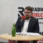 21.11.2021. Studio Polityczne Radia Kielce. Na zdjęciu: Filip Strząbała - Nowa Lewica - Wiosna / Sebastian Kalwat / Radio Kielce