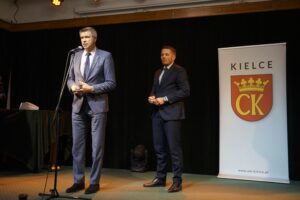 25.11.2021. Kielce. Dom Środowisk Twórczych. Wręczenie stypendiów dla studentów kieleckich uczelni. Na zdjęciu (od lewej): Bogdan Wenta - prezydent Kielc, Marcin Chłodnicki - wiceprezydent Kielc / Sebastian Kalwat / Radio Kielce