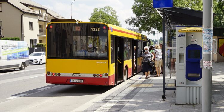 przystanek autobusowy, autobus, MPK / Radio Kielce