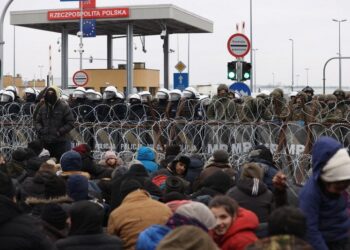 16.11.2021. Kuźnice. Osoby ubiegające się o azyl, uchodźcy i migranci, którzy przybyli na przejście graniczne białorusko-polskie Bruzgi-Kuźnicy Białostockiej, przełamali część barier  / EPA/OKSANA MANCHUK