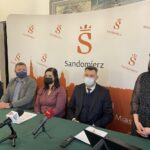 30.11.2021. Sandomierz. Podsumowanie sezonu turystycznego. Na zdjęciu (od lewej): Wojciech Dumin - dyrektor Sandomierskiego Centrum Kultury, Piotr Wójtowicz - naczelnik Wydziału Inwestycji, Rozwoju i Promocji w Urzędzie Miasta, Anna Boroń - kierownik działu promocji i edukacji w Muzeum Okręgowym w Sandomierzu, Marcin Marzec -burmistrz Sandomierza, Katarzyna Knap-Sawicka - kierownik referatu kultury, promocji, sportu i turystyki w Urzędzie Miasta / Grażyna Szlęzak-Wójcik / Radio Kielce