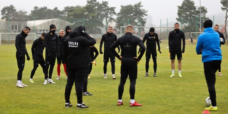 17.11.2021. Kielce. Trening piłkarzy Korony Kielce / Korona Kielce