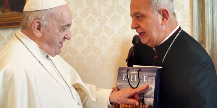 Na zdjęciu (od lewej): papież Franciszek i Jan Piotrowski - biskup kielecki / L’Osservatore Romano