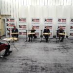 28.11.2021. Studio Polityczne Radia Kielce. Na zdjęciu (od lewej): Michał Kita - Radio Kielce, Tomasz Pleban - PiS, Anna Myślińska - Platforma Obywatelska, Koalicja Obywatelska, Łukasz Wasilewski - Konfederacja, Ruch Narodowy, Czesław Siekierski - PSL, Jacek Skórski - Nowa Lewica / Sebastian Kalwat / Radio Kielce