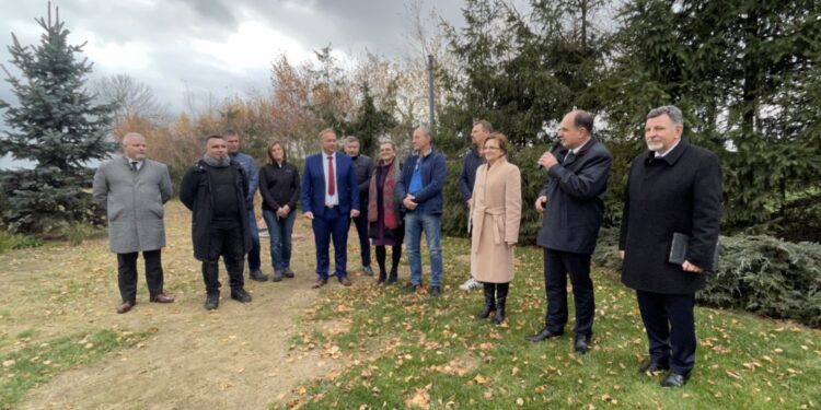 08.11.2021. Gierczyce. Odbiór przydomowych oczyszczalni ścieków / Emilia Sitarska / Radio Kielce