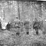 Góra Skoszyńska. Polowa msza święta z okazji Święta Niepodległości w dniu 11 listopada 1943 r. Na pierwszym planie od lewej: Władysław Chachaj „Dr Andrzej”, por. Jan Piwnik „Ponury”, por. Eugeniusz Kaszyński „Nurt”, por. Antoni Heda „Szary” / ppor. cz. w. Feliks Konderko „Jerzy”