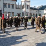 11.11.2021. Kielce. Muzeum Narodowe. Wspólne odśpiewanie Hymnu Państwowego / Wiktor Taszłow / Radio Kielce