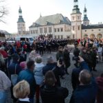 11.11.2021. Kielce. Muzeum Narodowe. Wspólne odśpiewanie Hymnu Państwowego / Wiktor Taszłow / Radio Kielce