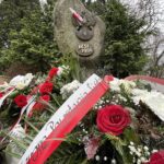 29.11.2021. Kielce. Złożenie kwiatów pod pomnikiem upamiętniającym wydarzenia Powstania Listopadowego / Wiktor Taszłow / Radio Kielce