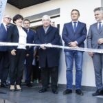 03.11.2021. Chmielnik. Oficjalne otwarcie Szpitala Powiatowego w Chmielniku po termomodernizacji. Na zdjęciu (od lewej): Stefan Bąk - członek zarządu powiatu kieleckiego, Jolanta Rybczyk - dyrektor Szpitala Powiatowego w Chmielniku, Paweł Wójcik - burmistrz Chmielnika, Krzysztof Lipiec - prezes świętokrzyskich struktur PiS, Mirosław Gebski - starosta kielecki i Krzysztof Słoń - senator PiS / Jarosław Kubalski / Radio Kielce