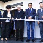 03.11.2021. Chmielnik. Oficjalne otwarcie Szpitala Powiatowego w Chmielniku po termomodernizacji. Na zdjęciu (od lewej): Stefan Bąk - członek zarządu powiatu kieleckiego, Jolanta Rybczyk - dyrektor Szpitala Powiatowego w Chmielniku, Krzysztof Lipiec - prezes świętokrzyskich struktur PiS, Mirosław Gebski - starosta kielecki i Krzysztof Słoń - senator PiS / Jarosław Kubalski / Radio Kielce