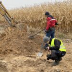 15.11.2021. Czyżów Szlachecki. Wydobycie wraku samolotu Ił-2 / Emilia Sitarska / Radio Kielce