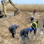 15.11.2021. Czyżów Szlachecki. Wydobycie wraku samolotu Ił-2 / Emilia Sitarska / Radio Kielce