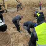 15.11.2021. Czyżów Szlachecki. Wydobycie wraku samolotu Ił-2 / Emilia Sitarska / Radio Kielce