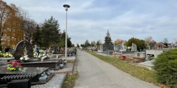 26.10.2021. Ostrowiec Św. Cmentarz komunalny / Emilia Sitarska / Radio Kielce