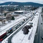 30.11.2021. Kielce. Pierwszy śnieg na kieleckich ulicach. Aleja Popiełuszki / Jarosław Kubalski / Radio Kielce