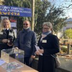 01.11.2021. Sandomierz. Kwesta na Cmentarzu Katedralnym. Na zdjęciu (od lewej): Aneta Dobroch - mistrz świeckiej ceremonii pogrzebowej, Janusz Sobolewski - prezes Społecznego Komitetu Odnowy Cmentarza Katedralnego, Agnieszka Białousz - nauczycielka w I Liceum Ogólnokształcącym Collegium Gostomianum w Sandomierzu / Grażyna Szlęzak-Wójcik / Radio Kielce