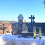 01.11.2021. Sandomierz. Msza Święta na cmentarzu katedralnym. Na zdjęciu: bp Krzysztof Nitkiewicz - ordynariusz diecezji sandomierskiej / Grażyna Szlęzak-Wójcik / Radio Kielce