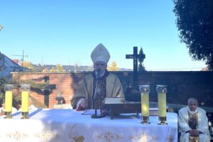 01.11.2021. Sandomierz. Msza Święta na cmentarzu katedralnym. Na zdjęciu: bp Krzysztof Nitkiewicz - ordynariusz diecezji sandomierskiej / Grażyna Szlęzak-Wójcik / Radio Kielce