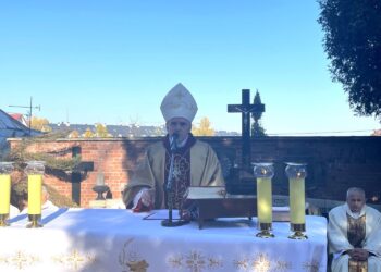 01.11.2021. Sandomierz. Msza Święta na cmentarzu katedralnym. Na zdjęciu: bp Krzysztof Nitkiewicz - ordynariusz diecezji sandomierskiej / Grażyna Szlęzak-Wójcik / Radio Kielce