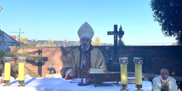 01.11.2021. Sandomierz. Msza Święta na cmentarzu katedralnym. Na zdjęciu: bp Krzysztof Nitkiewicz - ordynariusz diecezji sandomierskiej / Grażyna Szlęzak-Wójcik / Radio Kielce