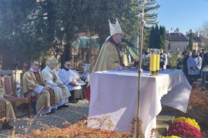 01.11.2021. Sandomierz. Msza Święta na cmentarzu katedralnym. Na zdjęciu (w środku): bp Krzysztof Nitkiewicz - ordynariusz diecezji sandomierskiej / Grażyna Szlęzak-Wójcik / Radio Kielce