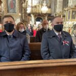 11.11.2021. Sandomierz. Msza święta w intencji ojczyzny w bazylice katedralnej. Na zdjęciu (od lewej): Jacek Toś - dyrektor oddziału regionalnego Krajowego Ośrodka Wsparcia Rolnictwa w Kielcach, Marek Kwitek - poseł PiS / Grażyna Szlęzak-Wójcik / Radio Kielce