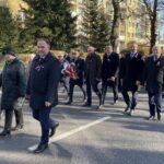 11.11.2021. Sandomierz. Obchody 103. rocznicy odzyskania przez Polskę niepodległości. Na zdjęciu (pierwszy  z prawej): poseł PiS Marek Kwitek, za nim od lewej: radni Sandomierza Krzysztof Szatan i Marek Strugała, radny powiatu Krzysztof Kandefer, Marcin Marzec - burmistrz Sandomierza, Marcin Piwnik - starosta sandomierski, Tomasz Huk  - przewodniczący Rady Powiatu Sandomierskiego  / Grażyna Szlęzak-Wójcik / Radio Kielce
