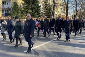 11.11.2021. Sandomierz. Obchody 103. rocznicy odzyskania przez Polskę niepodległości. Na zdjęciu (pierwszy z prawej): poseł PiS Marek Kwitek, za nim od lewej: radni Sandomierza Krzysztof Szatan i Marek Strugała, radny powiatu Krzysztof Kandefer, Marcin Marzec - burmistrz Sandomierza, Marcin Piwnik - starosta sandomierski, Tomasz Huk - przewodniczący Rady Powiatu Sandomierskiego / Grażyna Szlęzak-Wójcik / Radio Kielce