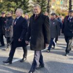 11.11.2021. Sandomierz. Obchody 103. rocznicy odzyskania przez Polskę niepodległości. Na zdjęciu (w pierwszym rzędzie, od lewej): Janusz Stasiak - zastępca burmistrza Sandomierza, Wojciech Czerwiec -  przewodniczący Rady Miasta, za nimi od lewej: członkowie zarządu powiatu sandomierskiego Ryszard  Nagórny i Zygmunt Kwasek / Grażyna Szlęzak-Wójcik / Radio Kielce