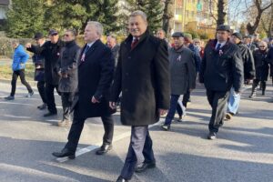 11.11.2021. Sandomierz. Obchody 103. rocznicy odzyskania przez Polskę niepodległości. Na zdjęciu (w pierwszym rzędzie, od lewej): Janusz Stasiak - zastępca burmistrza Sandomierza, Wojciech Czerwiec - przewodniczący Rady Miasta, za nimi od lewej: członkowie zarządu powiatu sandomierskiego Ryszard Nagórny i Zygmunt Kwasek / Grażyna Szlęzak-Wójcik / Radio Kielce