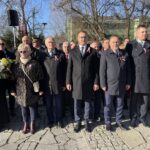 11.11.2021. Sandomierz. Obchody 103. rocznicy odzyskania przez Polskę niepodległości. Na zdjęciu (od lewej): ks.  Jacek Marchewka -- proboszcz parafii katedralnej, Grażyna Szklarska - członek zarządu powiatu sandomierskiego, Tomasz Huk - przewodniczący rady powiatu, Marcin Piwnik - starosta sandomierski , poseł PiS Marek Kwitek, Marcin Marzec - burmistrz Sandomierza, Ryszard Nagórny - członek zarządu powiatu sandomierskiego / Grażyna Szlęzak-Wójcik / Radio Kielce