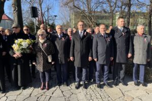 11.11.2021. Sandomierz. Obchody 103. rocznicy odzyskania przez Polskę niepodległości. Na zdjęciu (od lewej): ks. Jacek Marchewka -- proboszcz parafii katedralnej, Grażyna Szklarska - członek zarządu powiatu sandomierskiego, Tomasz Huk - przewodniczący rady powiatu, Marcin Piwnik - starosta sandomierski , poseł PiS Marek Kwitek, Marcin Marzec - burmistrz Sandomierza, Ryszard Nagórny - członek zarządu powiatu sandomierskiego / Grażyna Szlęzak-Wójcik / Radio Kielce