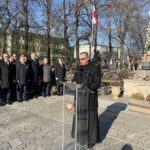 11.11.2021. Sandomierz. Obchody 103. rocznicy odzyskania przez Polskę niepodległości. Na zdjęciu: ksiądź Jacek Marchewka - proboszcz parafii katedralnej  / Grażyna Szlęzak-Wójcik / Radio Kielce