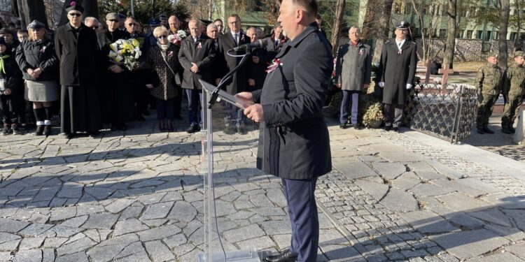 11.11.2021. Sandomierz. Obchody 103. rocznicy odzyskania przez Polskę niepodległości. Na zdjęciu: poseł Marek Kwitek / Grażyna Szlęzak-Wójcik / Radio Kielce