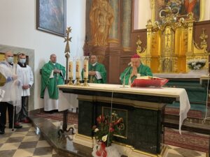 14.11.2021. Sandomierz. Światowy Dzień Ubogich. Na zdjęciu (pierwszy z prawej: biskup senior diecezji sandomierskiej Edward Frankowski / Grażyna Szlęzak-Wójcik / Radio Kielce