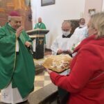 14.11.2021. Sandomierz. Światowy Dzień Ubogich. Na zdjęciu (pierwszy z lewej): biskup senior diecezji sandomierskiej  Edward Frankowski / Grażyna Szlęzak-Wójcik / Radio Kielce