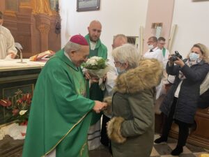 14.11.2021. Sandomierz. Światowy Dzień Ubogich. Na zdjęciu (pierwszy z lewej): biskup senior diecezji sandomierskiej Edward Frankowski / Grażyna Szlęzak-Wójcik / Radio Kielce