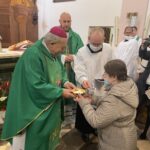 14.11.2021. Sandomierz. Światowy Dzień Ubogich. Na zdjęciu (pierwszy z lewej): biskup senior diecezji sandomierskiej  Edward Frankowski / Grażyna Szlęzak-Wójcik / Radio Kielce