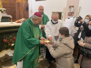 14.11.2021. Sandomierz. Światowy Dzień Ubogich. Na zdjęciu (pierwszy z lewej): biskup senior diecezji sandomierskiej Edward Frankowski / Grażyna Szlęzak-Wójcik / Radio Kielce