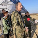 16.11.2021. Czyżów Szlachecki. Wydobycie wraku samolotu szturmowego Ił-2. Na zdjęciu (przy mikrofonie): Wojciech Rudziejewski- Rudziewicz - prezes Nadwiślańskiej Grupy Poszukiwawczej „Szansa” z Annopola; (z prawej): Paweł Pawłowski - dyrektor Muzeum Sił Powietrznych w Dęblinie / Grażyna Szlęzak-Wójcik / Radio Kielce