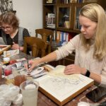 17.11.2021. Sandomierz. Warsztaty pisania ikon. Na zdjęciu (z prawej): Edyta Rębisz - uczestniczka wszystkich edycji warsztatów pisania ikon / Grażyna Szlęzak-Wójcik / Radio Kielce