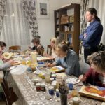 17.11.2021. Sandomierz. Warsztaty pisania ikon. Na zdjęciu (stoi): Jan Grigoruk - ikonograf z monasteru w Supraślu / Grażyna Szlęzak-Wójcik / Radio Kielce