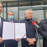 24.11.2021. Sandomierz. Konferencja prasowa w sprawie środków finansowych na rezonans magnetyczny. Na zdjęciu (od lewej); Marcin Piwnik - starosta sandomierski, Marek Kos - dyrektor Szpitala Specjalistycznego Ducha Świętego w Sandomierzu, Zbigniew Koniusz - wojewoda świętokrzyski, poseł Marek Kwitek / Grażyna Szlęzak-Wójcik / Radio Kielce