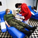 20.11.2021. Kielce. Żołnierze z 10. Świętokrzyskiej Brygady Obrony Terytorialnej oddają krew / Jarosław Kubalski / Radio Kielce