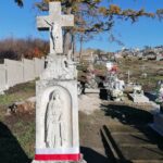 03.11.2021. Gorysławice. Nagrobki, które w ostatnich latach udało się wyremontować. Na zdjęciu: nagrobek Bolesława Ścibiura poległego w czasie II wojny światowej ma zostać wyremontowany za datki z tegorocznej kwesty / Marta Gajda-Kruk / Radio Kielce