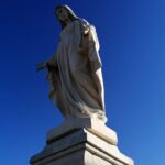 03.11.2021. Gorysławice. Nagrobki, które w ostatnich latach udało się wyremontować