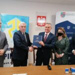 05.11.2021. Pińczów. Podpisanie umowy na budowę dworca. Na zdjęciu (od lewej): Jacek Sułek - dyrektor Departamentu Inwestycji i Rozwoju Urzędu Marszałkowskiego Województwa Świętokrzyskiego, Andrzej Bętkowski -